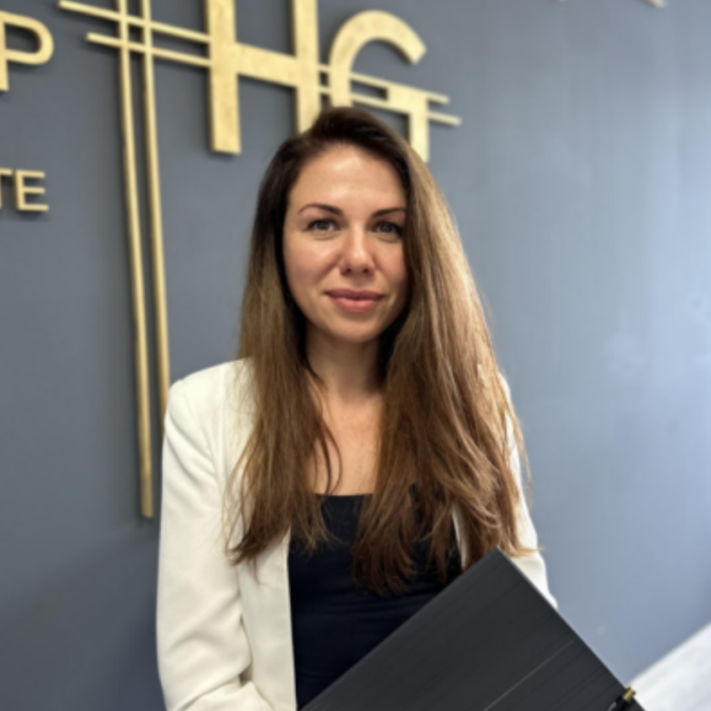 Оксана Давиденко, Holdinggroup.bg