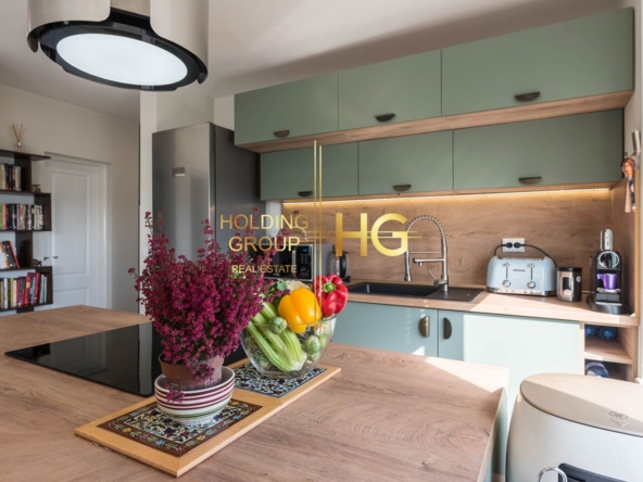 отлично обзаведен тристаен апартамент в к.к. Св.Св. Константин и Елена! - 0