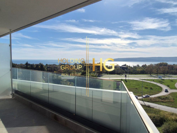 Слънчев и просторен тристаен апартамент с невероятна и нескриваема морска панорама в кв. Бриз - 0