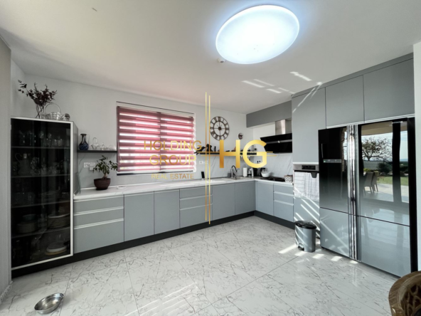 Триетажна къща в с. Близнаци - 0