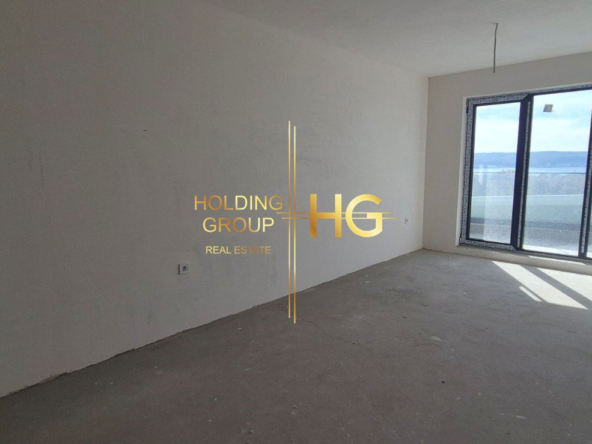 Слънчев и просторен тристаен апартамент с невероятна и нескриваема морска панорама в кв. Бриз - 0