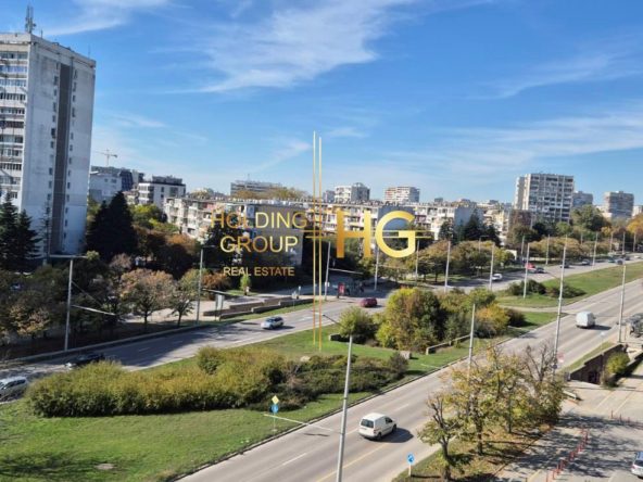 Слънчев и просторен тристаен апартамент с невероятна и нескриваема морска панорама в кв. Бриз - 0