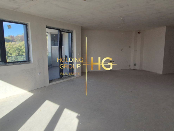 Слънчев и просторен тристаен апартамент с невероятна и нескриваема морска панорама в кв. Бриз - 0