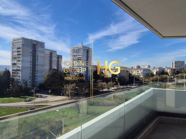 Слънчев и просторен тристаен апартамент с невероятна и нескриваема морска панорама в кв. Бриз - 0