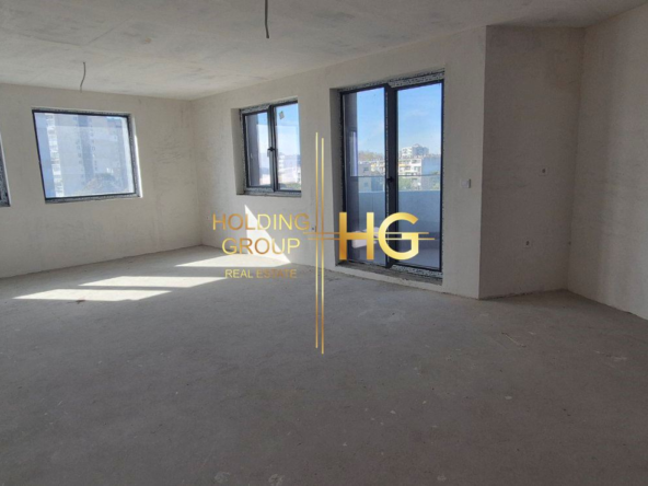 Слънчев и просторен тристаен апартамент с невероятна и нескриваема морска панорама в кв. Бриз - 0