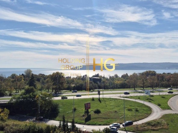 Слънчев и просторен тристаен апартамент с невероятна и нескриваема морска панорама в кв. Бриз - 0