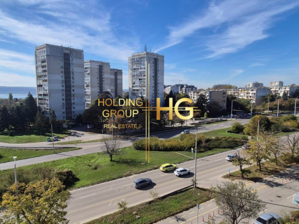 Слънчев и просторен тристаен апартамент с невероятна и нескриваема морска панорама в кв. Бриз - 0