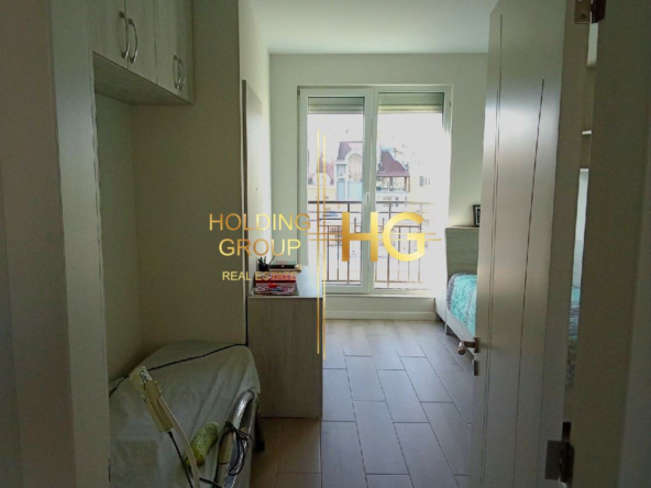 Тристаен апартамент с гараж в кв. Чайка - 0