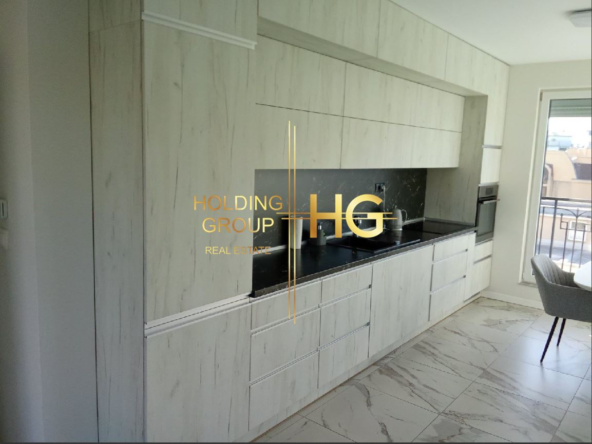 Тристаен апартамент с гараж в кв. Чайка - 0